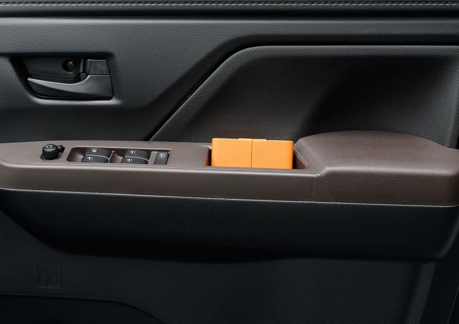 Детали интерьера Toyota Roomy 2016 года  (фото 12 из 28)